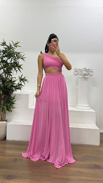 Rosa Abendkleid mit tiefem Ausschnitt und One-Shoulder-Design